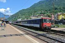 S20 25247 mit dem f�hrendem BDt EWII 50 85 82-33 932-3 bei Ausfahrt in Bellinzona, 14.08.2013.