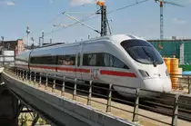 Hier 605 014-0 als ICE381 von �rhus H nach Berlin Ostbahnhof mit 605 005-8  Ostseebad Heringsdorf  als ICE38 von Oesterport st nach Berlin Ostbahnhof, bei der Ausfahrt am 6.7.2013 aus Berlin Hbf.