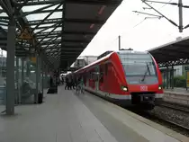 Am 12.7.13 erreicht 422 075-2 als S1 Richtung Dortmund Hbf den Bahnhof  D�sseldorf-Flughafen.