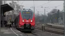 Samstagsszenario am Bahnsteig.Bitterkalt war es im M�rz 2013 am Bahnhof von Eschweiler als der RE 9 kurz Halt machte. Hier zu sehen die 442 102,auch liebevoll Hamsterbacke genannt.