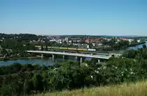 185 639-2 von Rurtalbahn zieht am 16.August 2013 einen ARS Altmannzug �ber die Mainbr�cke in Kitzingen Richutng N�rnberg.