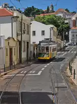 <U>Heiße Gleise.</U>

Die entgegenkommende Tram muss warten, denn an dieser Ecke ist eine Gleisverschwenkung nötig um die Kurve zu kratzen. Alfama, Lissabon im September 2010.