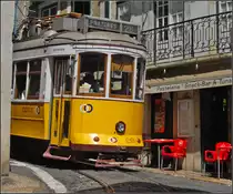 <U>Heiße Gleise.</U>

Alle paar Minuten zwängen sich hier die Triebwagen um die Ecke. Hintendran wird der Freund historischer Straßenbahnen von den roten Stühlen freundlich zu einem portugiesischem Espresso eingeladen. Alfama, Lissabon im September 2010. 
