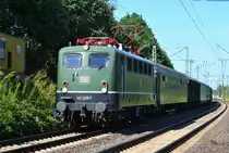 Hier die 141 228-7 der DME kurz nach der Ausfahrt aus Darmstadt Kranichstein am B� in KM 34,116. Am Haken hat sie zwei Dampflokomotiven (G8  Mainz  und Elna 184) und mehrere Historische Donnerb�cksen und Reisezugwagen aus dem 50ern f�r die Feierlichkeiten zum 125 J�hrigen Jubil�um des Frankfurter Hauptbahnhofs. Aufgenommen am 16.08.2013.