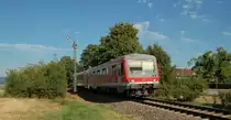 628 441 als RB 28179, Bensheim - Worms Hbf, kommt in B�rstadt sehr langsam aus der Kurve geschlichen, um nach dem gleich folgenden Bahn�bergang im Bahnhof der Nebensbahn von B�rstadt zum Halten zu kommen. Diese Strecke unterquert die Riedbahn, Frankfurt - Mannheim mit Hilfe einer Br�cke, auf der sich der Haltepunkt der Hauptbahn befindet. So k�nnen Reisende per Treppe direkt vom Haltepunkt der Hauptbahn zum Bahnhof der Nebenbahn gelangen und umgekehrt. 16.08.2013