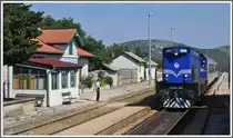 2044 007 bespannt wieder den R5503 nach Split. Und die Kreuzung wird ordnungsgem�ss �berwacht in Labin Dalmatinski. (03.07.2013)