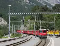 Einfahrt der Lok 632 der Rh�tischen Bahn in Reichenau mit Zug nach Disentis
am 20.5.2009.