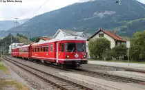 Eine S1 nach Rh�z�ns am 10.8.2013 in Bonaduz mit dem f�hrenden ABt 1716. Dieser Steuerwagen fuhr im Jahre 2009 gegen einen Erdrutsch und wurde erheblich besch�digt, aber durch die RhB-Werkst�tte wieder aufgebaut. Dabei erhielt er einen neuen Anstrich, der bereits bei den Allegras verwendet wurde.