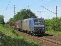 185 CL-009 der VPS zieht am 16. August 2013 einen gemischten G�terzug durch Ahlten in Richtung Lehrte.