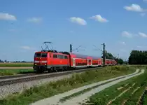 111 035 mit einem RE nach M�nchen am 11.08.2013 bei Langenisarhofen.