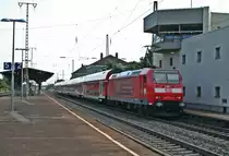 146 114-4 mit einem RE nach Offenburg am Morgen des 25.07.13 bei der Einfahrt in den Bahnhofs M�llheim (Baden).