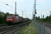 152 078-2 mit einem KLV-Zug gen Norden am Morgen des 25.07.13 bei der Durchfahrt des Bahnhofs M�llheim (Baden.)