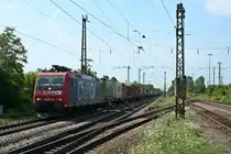 Die ChemOil 482 028-8 mit einem KLV-Zug am Morgen des 25.07.13 bei der Durchfahrt in M�llheim (Baden).