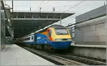 Ich finde, auch im modernen Bahnhof St-Pancras International macht der Zeitlos schöne HST keinenfalls den Eindruck eines  alten Zuges , und in ein paar Jahren kann man hier vielleicht eine ICE neben dem HST fotografieren...
HST 43 061 der East-Middlands-Trains in London St Pancras am 18. Mai 2011