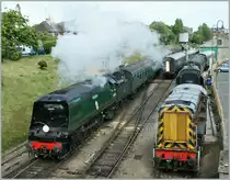Die 34070 (ex Southern Railway 4-6-2  Battle of Britain ) der Swanage Railway verl�sst mit ihren Eilzug Swanage.
16. Mai 2011