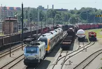 Eberswalde Hbf. Akiem 37025 abgestellt vor KISS Zug der ODEG (445 102)