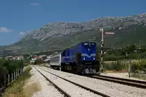 Am 26.07.2013 wurde der im Vorortverkehr nach Ka�tel Stari eingesetzte Triebwagen 7122 010 untauglich. Als Ersatz wurde zu Mittag mit etwas Versp�tung wurde ein Ersatzzug mit der neulackierten 2044 017, die sonst nur durch Anwesenheit im Depot Solin aufgefallen ist, in Verkehr gesetzt. Die R�ckfahrt am P 8405 wurde beim Einfahrsignal des Bahnhofs Ka�tel Sućurac festgehalten.