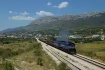 Ein letztes Mal m�ssen 2062 105 und 116 am versp�teten 61103 kurz nach dem Bahnhof Ka�tel Sućurac aufgeschalten werden um eine kleine Steigung zu �berwinden. 26.07.2013