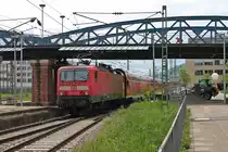 Am 09.05.2013 schob die Freiburger 143 332-5 eine Wochenend-RB, bestehend aus zwei dreiteiligen H�llental-Garnituren, aus dem Hauptbahnhof von Freiburg. Am Zuganfang befindet sich eine weitere 143er.