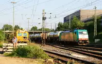 Die Cobra 2806 kommt aus Richtung Montzen/Belgien mit einem langen Kesselzug aus Antwerpen-Noord(B) nach Burghausen(D) und f�hrt in Aachen-West ein und f�hrt in Aachen-West ein, und auf dem Nebengleis steht eine Stopfmaschine und ein Schotterprofiliermaschine steht auf dem abstellgleis in Aachen-West in Abendsonne am Abend vom 8.7.2013.