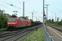 185 132-8 und eine weitere 185.1 mit einem Tonerdezug durchfahren am Morgen des 25.07.13 den Bahnhof M�llheim (Baden) gen Norden.