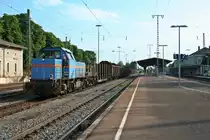 SWEG 575 002-7 mit der morgendlichen �bergabe nach Neuenburg (Baden) am 25.07.13 bei der Einfahrt in den Bahnhof M�llheim (Baden).