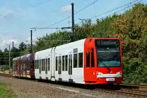 Niederflurwagen 4024 kurz vor der Haltestelle Merkenich Mitte am 17.08.2013.