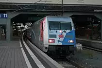Am 16.08.2013 bespannte au�erplanm��ig die 101 060-2  60 Jahre Bundespolizei  den IC 2171 von Westerland (Sylt) ab Itzehoe nach Stuttgart Hbf. Hier ist die Sch�nheit beim Zwischenhalt im Darmst�dter Hauptbahnhof.