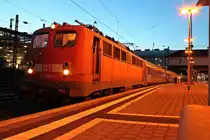 115 205-7 am sp�ten Abend des 16.08.2013 beim Zwischenhalt mit dem Autoslaaptrein 13409 in Darmstadt Hbf und wartet auf die Weiterfahrt in Richtung Basel. Als der Zug in Darmstadt ankam, hatte er eine Versp�tung von +49 Minuten.