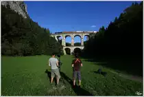 Neue Perspektiven - Vorbei an dem Hexakopter dieser beiden Filmer, zieht die MRCE ES 64 U2-062 einen Innofreight Hackschnitzelleerzug �ber die Kalte Rinne. Diese  Fotodrohnen erm�glichen in Zukunft ungeahnte neue Aufnahmestandpunkte. 
16.8.2013