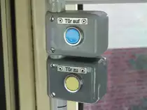 T�rknopf in Tatrabahnen - so sahen sie fr�her aus, wurden in vielen St�dten nach der Wende aber durch kleinere Exemplare ersetzt. Damit einhergehend wurde oft die Signalisierung des Haltewunsches eingef�hrt, die es zu DDR-Zeiten in Stra�enbahnen nicht gab. Strausberg, 17.8.2013