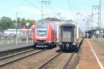 LEER/Ostfriesland (Landkreis Leer), 18.08.2013, links RE 14117 nach Münster/Westf. Hbf, rechts IC 131 nach Emden Außenhafen