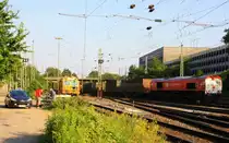 Die Class 66 PB12  Marleen  von Crossrail  kommt aus Richtung Montzen/Belgien mit einem langen GTS-Containerzug aus Zeebrugge-Ramskapelle(B) nach Piacenza(I) und f�hrt in Aachen-West ein  und auf dem Nebengleis steht eine Stopfmaschine und ein Schotterprofiliermaschine steht auf dem abstellgleis in Aachen-West in Abendsonne am einem sch�nem Sommerabend vom 8.7.2013. 