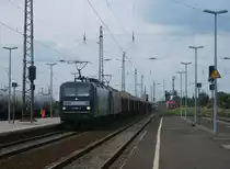 143 084-2 (RBH 110) und 143 517-8 (RBH 119) ziehen am 15.August 2013 einen Holzzug nach Saalfeld durch Gro�korbetha.