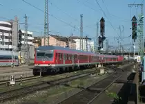 Ein RE aus Stuttgart erreicht am 16.August 2013 mit f�hrendem Wittenberger Steuerwagen den W�rzburger Hbf.