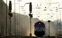 Die Class 66 PB12  Marleen  von Crossrail f�hrt mit viel Qualm und Sand mit einem langen Ewals-Cargo-Care Containerzug aus Novara(I) nach Genk-Zuid-Haven(B) bei der Ausfahrt aus Aachen-West und f�hrt in Richtung Montzen/Belgien am einem sch�nem Sommerabend am 9.7.2013.