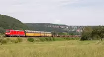 Mit einem gemischten G�terzug in Richtung W�rzburg ist 185 229-2 am 15. August 2013 im Maintal bei Wernfeld unterwegs.