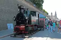 Dresden mal ungew�hnlich, Bild 2: Die I K Nr.54 am Terrassenufer. Anl��lich des Dresdner Dampfschiffestes machte sie (leider als kaltes Standmodell) vom 16.-18.08.2013 Werbung f�r die  Dampfbahn-Route Sachsen .