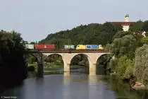 182 525 �berquert mit einem Containerzug am 07.08.2013 die Vils in Vilshofen.