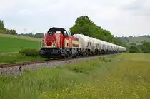 Die fast neue Voith-Gravita V 180 der HzL ist mit dem Holcim-Zug unterwegs zum Zementwerk in Dotternhausen. Aufgenommen wurde das Bild am 12. Juni 2013 auf der KBS 769 (Balingen-Sch�mberg) bei Erzingen.