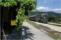 2050.05 steht bei einem  Kreuzungsaufendhalt mit dem Wachauer Themenzug (Krems an der Donau - Emmersdorf) im Bahnhof Wei�enkirchen an der Donau. 
15.8.2013 