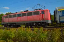 Breitseite der 115 205-7 mit niederl�ndischem Autoreisezug bei Grevenbroich. 16.8.2013