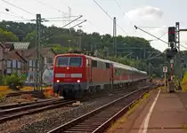 Im Gegenlicht...
Einfahrt der 111 011-3 mit n-Wagen (ex Silberlinge) als RE 9 - Rhein-Sieg-Express (Aachen-K�ln-Siegen) am 19.08.2013 in den Bahnhof Betzdorf/Sieg.