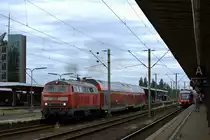 218 448-9 verl�sst am 18.08.2013 mit 2 Doppelstockwagen als RB nach Goslar den Braunschweiger HBf. Der lokbespannte Zug kam anl�sslich des Streckenjubil�ums der Strecke Braunschweig-Wolfenb�ttel (KBS 353) zum Einsatz.