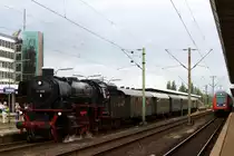 41 096 verl�sst anl�sslich des Streckenjubil�ums der Strecke Braunschweig-Wolfenb�ttel (KBS 353) mit einem Sonderzug nach Oker den Braunschweiger HBf.