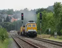 SGL V 300.18 mit einem Bauzug bei der Ausfahrt am 19.08.13 in Weischlitz/V.