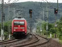 101 101 mit einem IC bei der Einfahrt in Saalfeld am 18.08.13. Schublok war 101 084!
