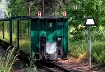 Der  Rasende Roland  fuhr nach kurzem Halt vor der Trapeztafel in den Bahnhof Sellin Ost ein und pr�sentiert seinen Zugschluss. - 08.07.2013