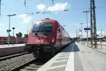Am 17.08.2013 steht 1216 014 mit EC 89 von M�nchen Hbf nach Verona Porta Nuova in Rosenheim und wartet auf die Weiterfahrt gen Kufstein. Der Lokf�hrer wartet ebenfalls darauf, dass die T�ren endlich schlie�en und er den Zug wieder in Bewegung setzen kann.