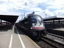 Am 12.08.2013 steht ein Taurus von MRCE mit IC 2082/2084 von Berchtesgarden/Oberstdorf nach L�neburg in W�rzburg Hbf und wartet auf die Weiterfahrt gen Fulda. Wegen Bauarbeiten verkehrte der Zug nur bis L�neburg und nicht bis Hamburg-Altona.
